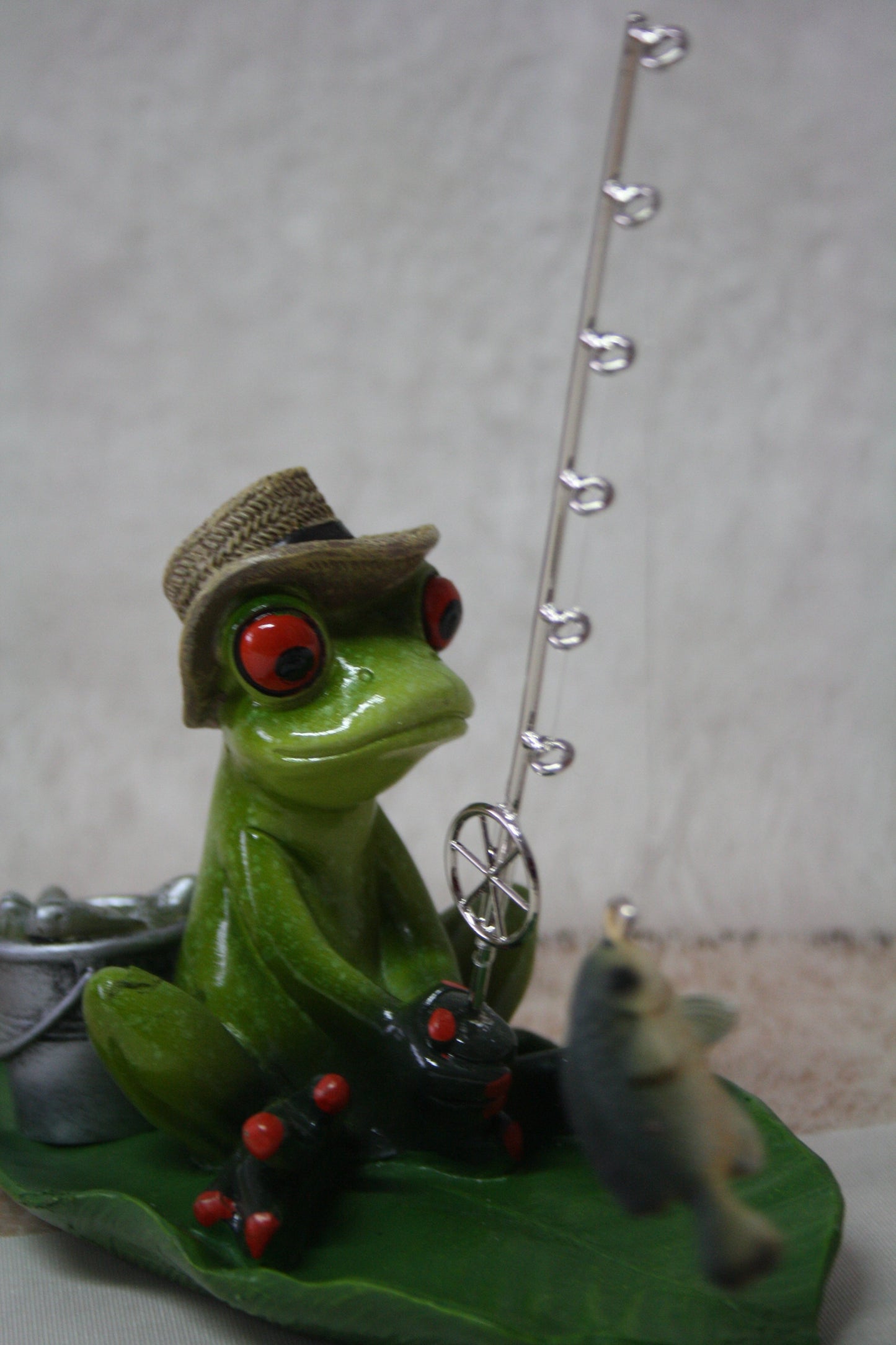 Rana rape en una hoja
