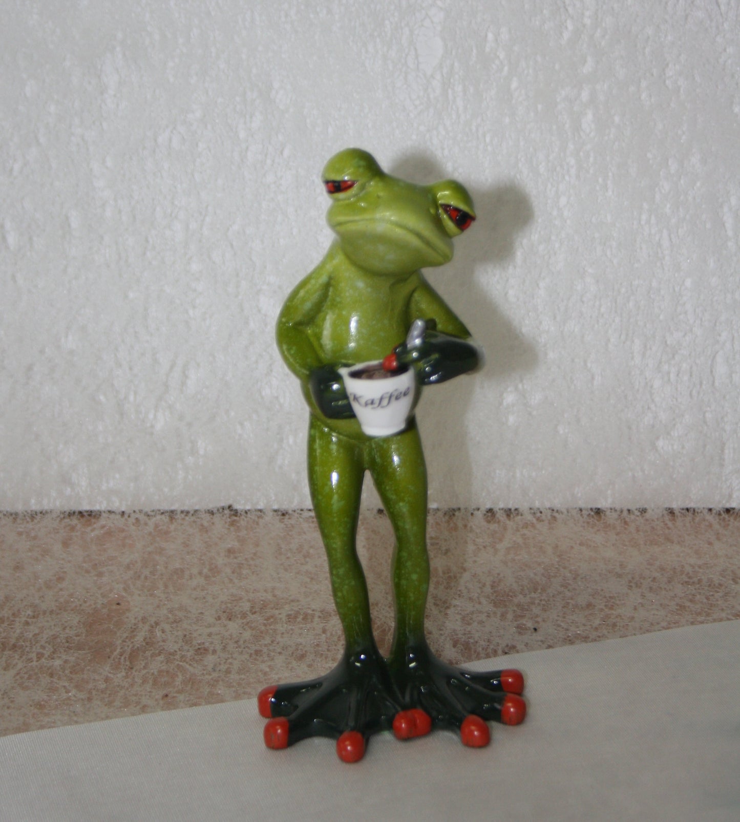 Rana 1. Café 2 lindas ranas con taza de café