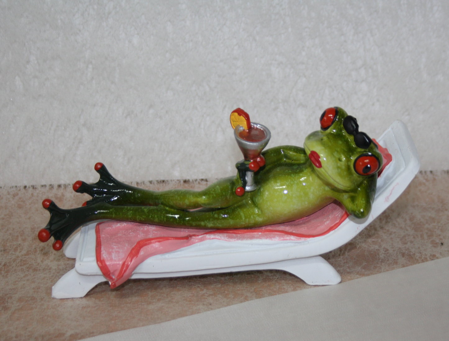 süsser Frosch Urlaub auf Strandliege