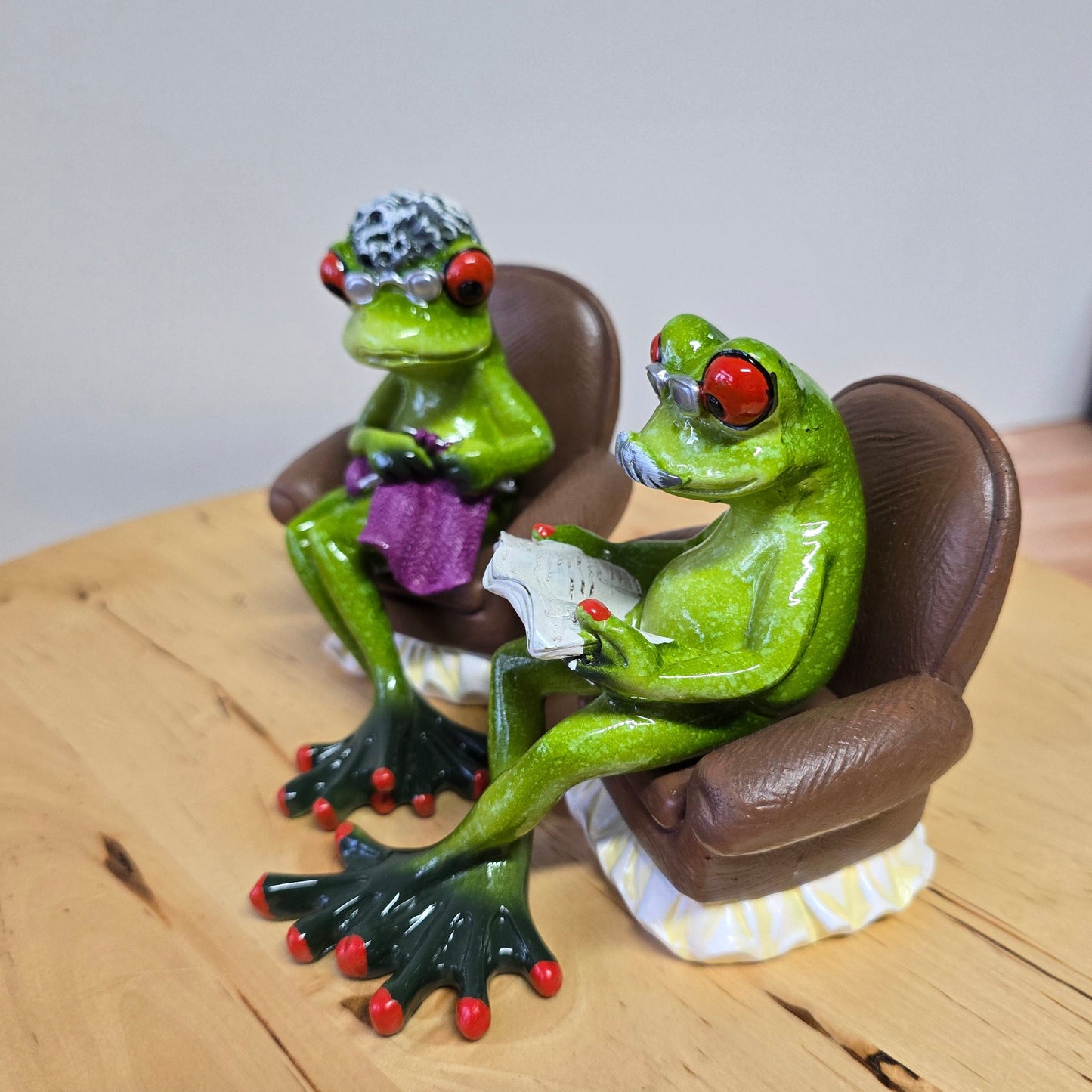 Frösche Oma und Opa im Sessel