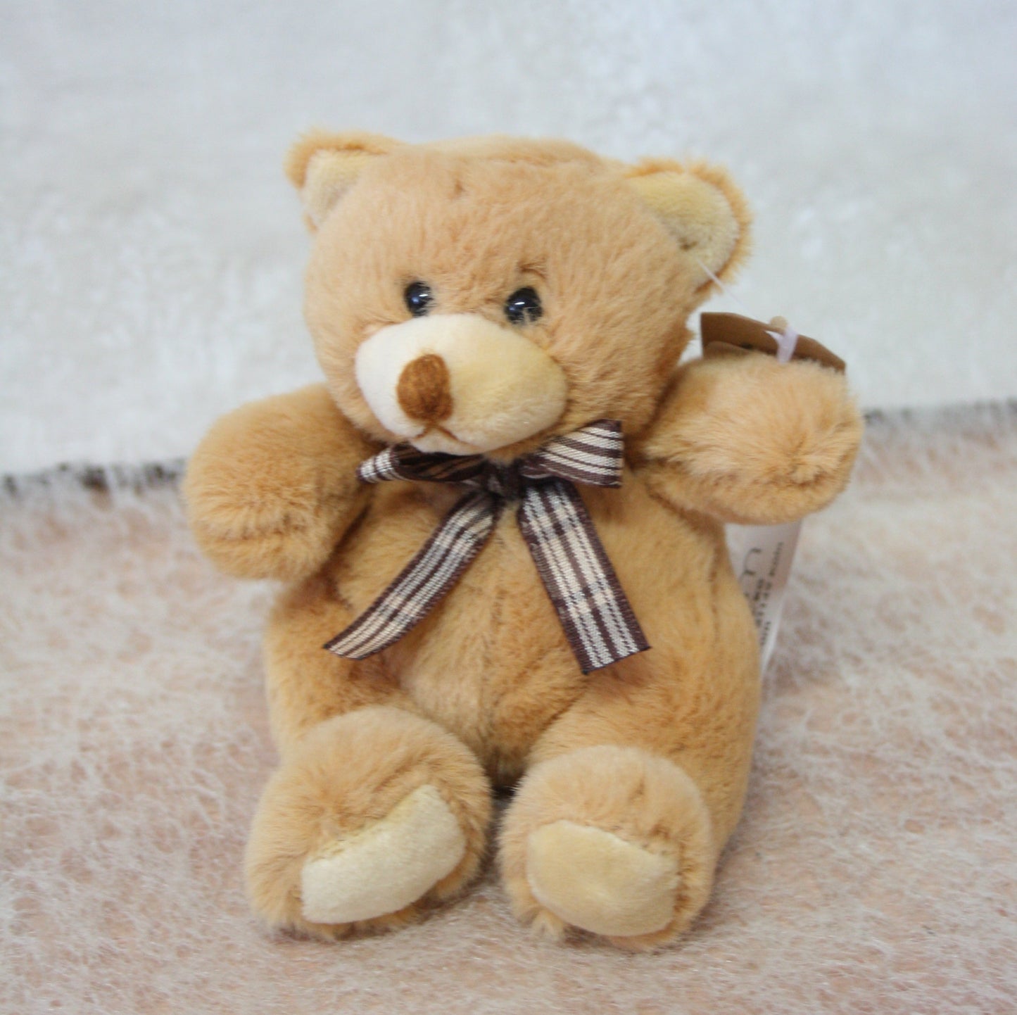 Oso de 10 cm en color blanco y marrón.