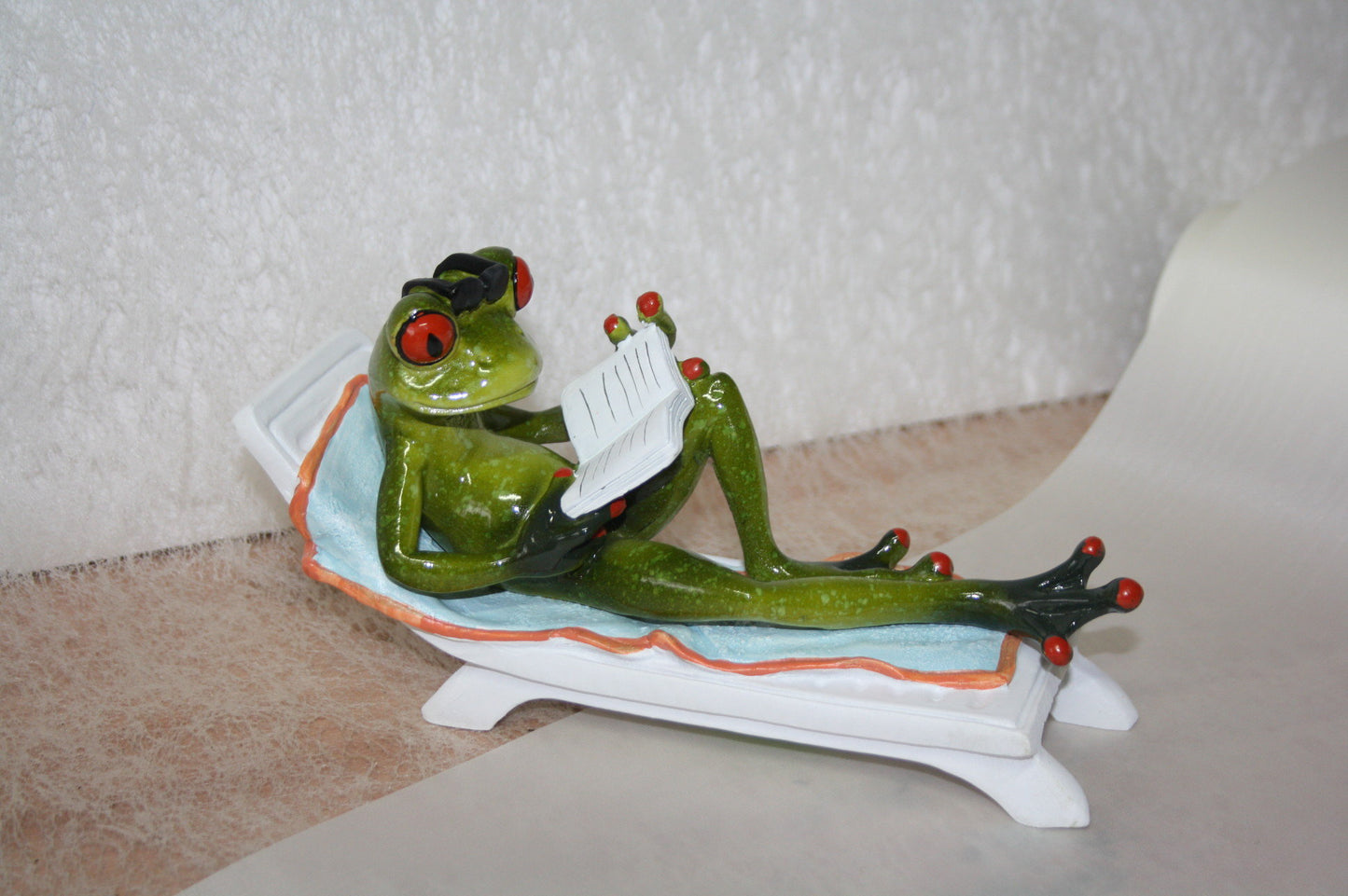 süsser Frosch Urlaub auf Strandliege